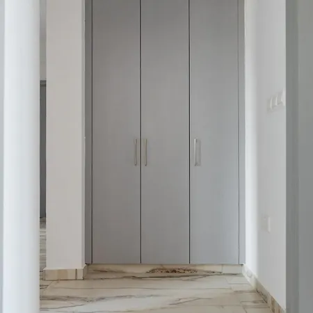 Modern 2-bedroom Near Salt شقة *