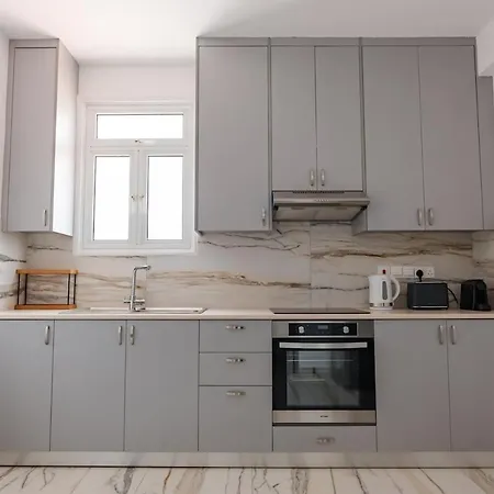 Modern 2-bedroom Near Salt شقة