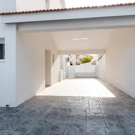 Modern 2-bedroom Near Salt شقة لارنكا