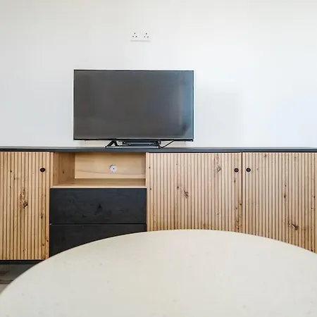 Modern 2-bedroom Near Salt شقة *