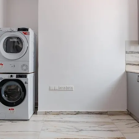 Modern 2-bedroom Near Salt شقة